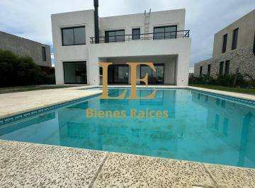 Casa · 240m² · 5 Ambientes · 3 Cocheras · Venta en El Canton