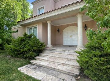 Casa de 7 ambientes, Guaymallén · Casa de Categoría en Esquina con 3 Suites – Club de Campo Mendoza