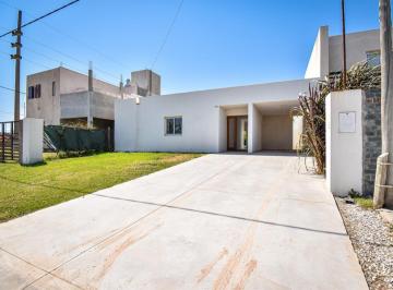 Casa · 90m² · 4 Ambientes · 1 Cochera · Casa en Venta de 3 Dorm. en Roldan Desarrollada en Planta Baja