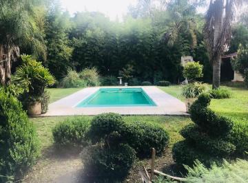 Casa · 370m² · 4 Ambientes · 1 Cochera · Casa con Amplio Terreno