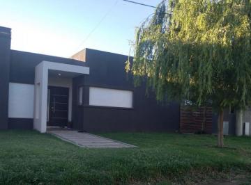 Casa · 180m² · 3 Ambientes · 2 Cocheras · Casa en Venta - 2 Dorm. 3 Baños - 460 m² - Bahía Blanca