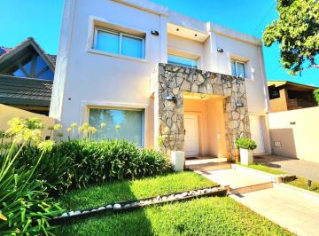 Casa de 5 ambientes, Ituzaingó · Casa Estilo Minimalista en Ituzaingo Norte