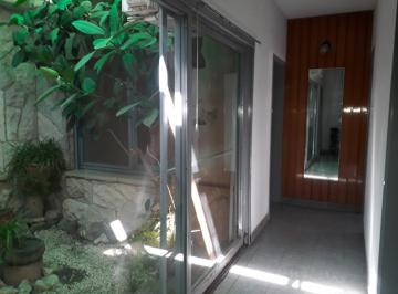 Casa · 217m² · 5 Ambientes · 2 Cocheras · Vendo Casa Centrica Tres Dorm.