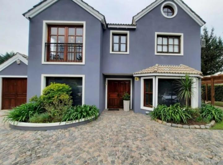 Casa · 220m² · 5 Ambientes · 2 Cocheras