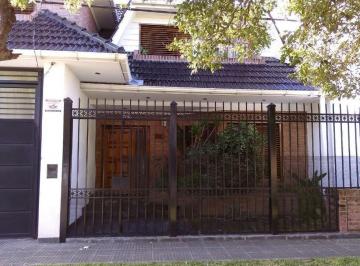 Casa · 272m² · 6 Ambientes · 3 Cocheras · Casa en Venta - 5 Dorm. 3 Baños - 400 m² - Tolosa, La Plata