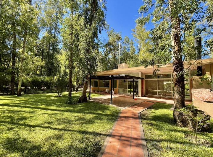 Casa · 208m² · 4 Ambientes · 1 Cochera