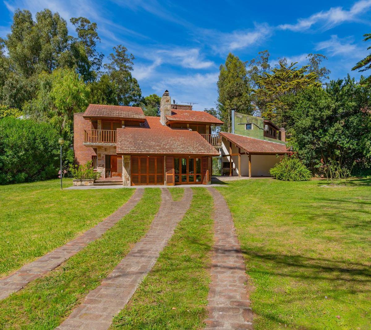 Chalet 5 amb, 280m² en esquina sobre lote de 1600m² — Bosque Peralta Ramos