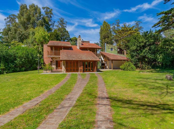 Casa · 280m² · 5 Ambientes