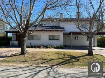 Casa · 480m² · 7 Ambientes · 2 Cocheras · Casa en Venta - Barrio Country Golf 4 Dorm. - Fisherton
