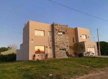 Casa · 150m² · 4 Ambientes · 1 Cochera · Casa en Venta - 3 Dorm. 2 Baños - 150 m² - Miramar