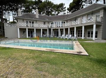 Casa · 600m² · 10 Ambientes · 2 Cocheras · Oportunidad a La Venta Casa de Lujo con Vista Al Golf, Pileta y Quincho: en Tres Lotes, Diseño y Co