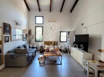 Casa · 180m² · 5 Ambientes · 2 Cocheras · Casa Apta Credito. 3 Dorm (1 en Suite) C/ Pileta! a 100 m de Recta Martinolli