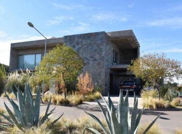 Casa · 330m² · 6 Ambientes · 2 Cocheras · Casa en Barrio Aguaribay, Lujan de Cuyo