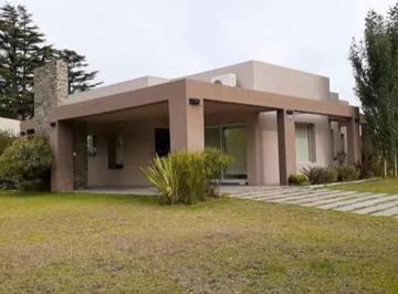 Casa · 130m² · 3 Ambientes · 1 Cochera · Casa en Venta - 2 Dorm. 2 Baños - 650 m² - Monte Hermoso