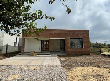Casa · 459m² · 7 Ambientes · 1 Cochera · Casa en Venta de Dos Dorm. a Estrenar - Barrio Las Casuarinas