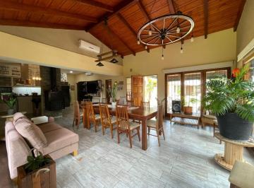 Casa · 360m² · 8 Ambientes · 2 Cocheras · Venta Casa 2 Dorm., Cochera, Quincho y Pileta en Fisherton