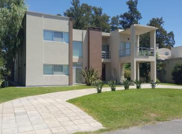 Casa · 180m² · 4 Ambientes · 2 Cocheras · Casa a La Venta en Abril Club de Campo.