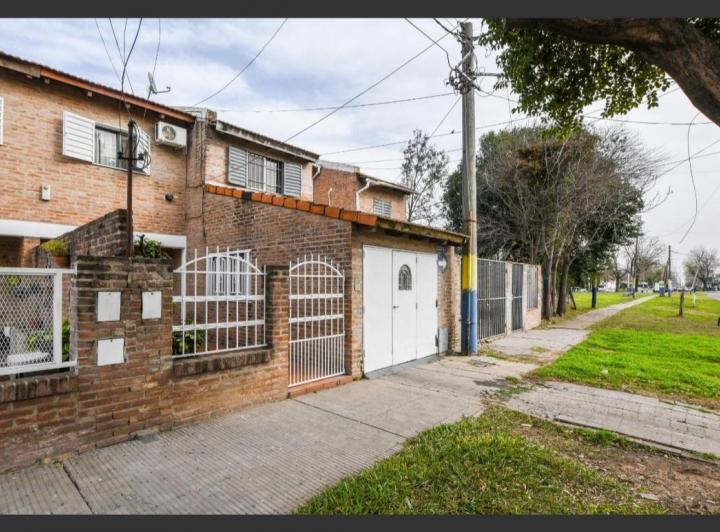 Casa · 1m² · 6 Ambientes · 1 Cochera