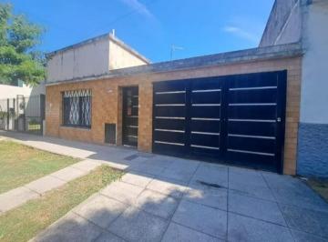 Casa · 90m² · 3 Ambientes · 1 Cochera · Moron Norte Casa Americana 3 Ambientes con Parque