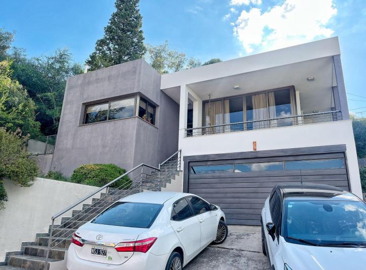Casa · 220m² · 4 Ambientes · 2 Cocheras