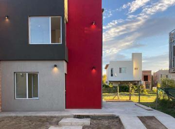 Casa · 145m² · 4 Ambientes · Se Vende Moderno Duplex a Estrenar de Dos Habitaciones. B° Cerrado La Castellana.