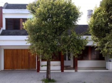 Casa · 200m² · 5 Ambientes · 1 Cochera · Casa en Venta - 4 Dorm. 2 Baños - Cochera - 240 m² - Balcarce