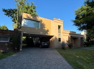 Casa · 280m² · 5 Ambientes · 6 Cocheras · Casa en Fincas de Iraola en Venta