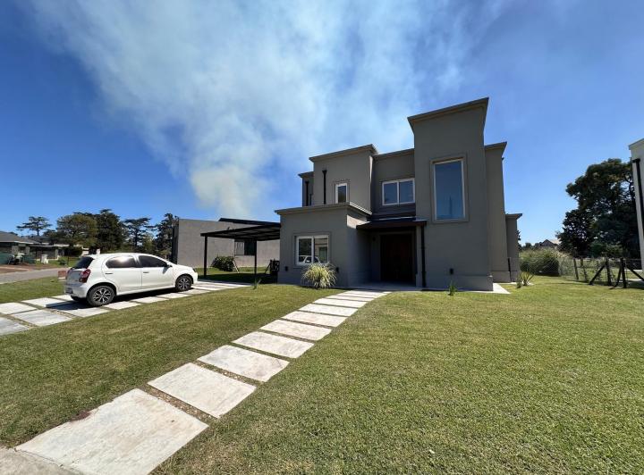 Casa · 179m² · 4 Ambientes · 2 Cocheras