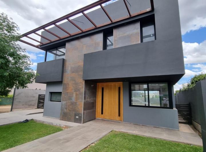Casa · 260m² · 3 Dormitorios · 3 Cocheras