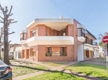 Casa · 239m² · 4 Ambientes · 2 Cocheras · Casa 3 Dorm. en Venta - Barrio Alberdi Rosario