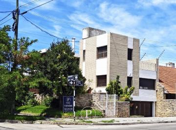 Casa · 231m² · 4 Ambientes · 2 Cocheras · Chalet en Barrio Chauvin
