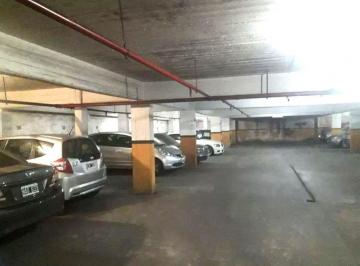Garage · Cochera Cubierta en Excelente Ubicación