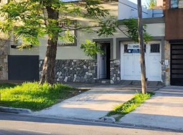 Casa · 118m² · 6 Ambientes · 1 Cochera · Calle Racedo Casa en Venta
