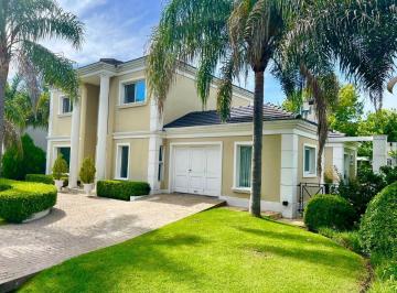 Casa · 232m² · 5 Ambientes · 3 Cocheras · En Venta Una Propiedad Unica, Hermoso Chalet Sobre Lote de 900 m², 5 Amb 3 Baños F: 9872