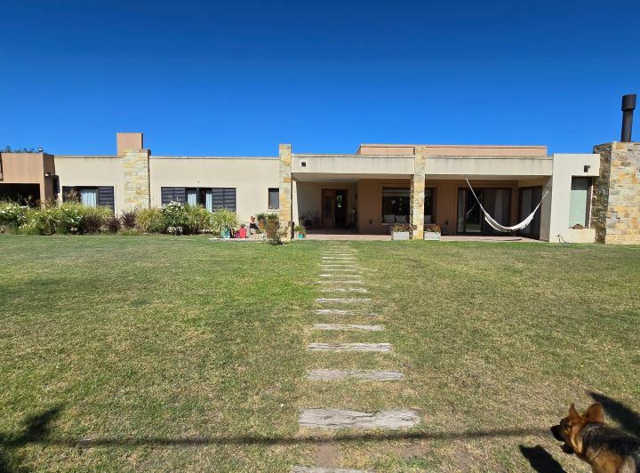 Casa · 1m² · 6 Ambientes · 1 Cochera