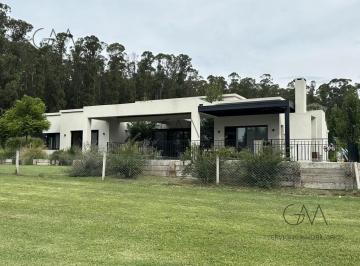 Casa · 210m² · 5 Ambientes · 1 Cochera · Casa de 5 Ambientes en Alquiler Temporal