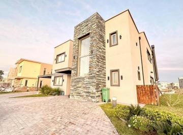 Casa · 186m² · 5 Ambientes · 2 Cocheras · Casa en Venta 5 Ambientes 2 Plantas con Pileta en Lagos Canning