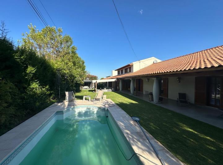 Casa · 564m² · 9 Ambientes · 1 Cochera