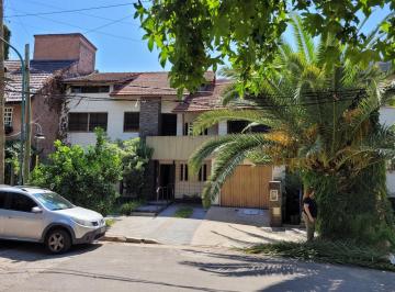 Casa · 311m² · 6 Ambientes · 1 Cochera · Casa en Olivos - Vias/maipu