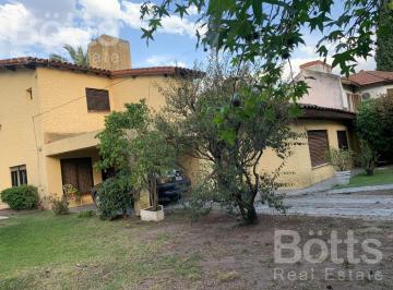 Casa · 162m² · 5 Ambientes · 1 Cochera · Casa - Moreno
