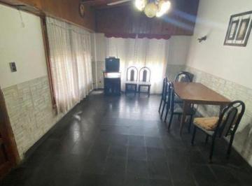 Casa · 90m² · 6 Ambientes · 4 Cocheras · Venta de Dos Propiedades Sobre Lote de 10 X 16