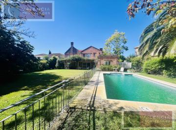 Casa · 358m² · 7 Ambientes · 4 Cocheras · Lote Central en Cul de Sac