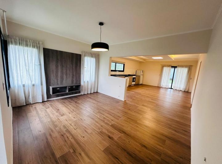 Casa · 210m² · 3 Dormitorios · 2 Cocheras