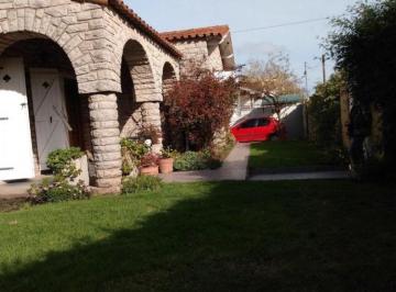 Casa · 260m² · 6 Ambientes · 3 Cocheras · Chalet en Venta en Chauvin de 6 Amb