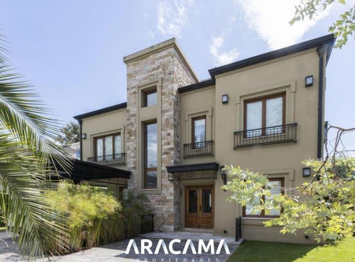 Casa · 390m² · 5 Ambientes · 2 Cocheras