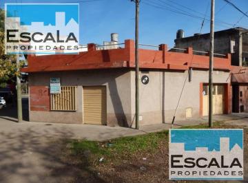 Casa · 120m² · 5 Ambientes · 1 Cochera · Casa con Local en Esquina Cochera 2 Dorm. en Alquiler/venta