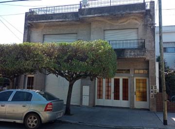 Casa · 120m² · 6 Ambientes · 1 Cochera · Venta de Casa Multifamiliar en Tapiales
