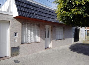 Casa · 114m² · 6 Ambientes · Av Uriburu Al 1700 - Casa en Venta 2 Dorm. con Patio en Rosario