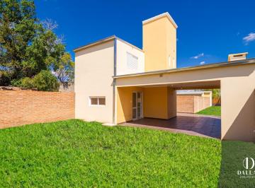 Casa · 95m² · 5 Ambientes · 1 Cochera · Casa a Estrenar en Cayastá, Santa Fe, a 350 m de La Plaza Principal Desarrollada en 2 Plantas.