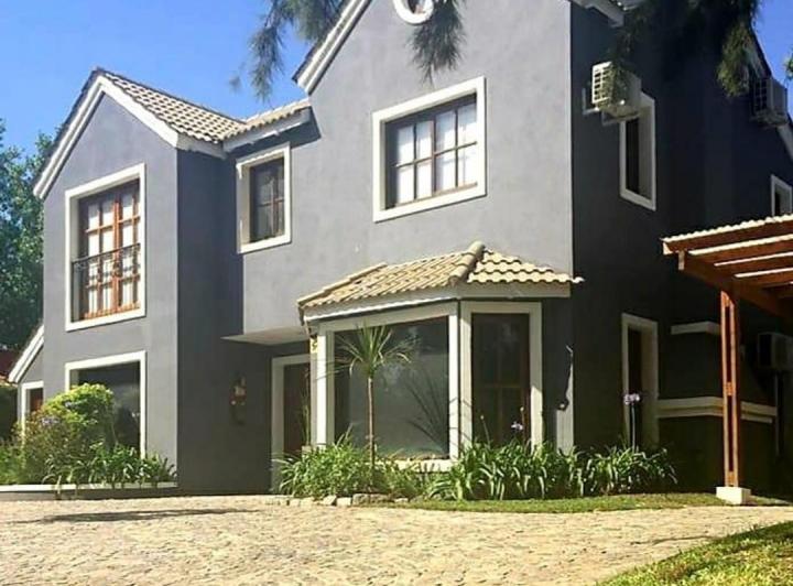 Casa · 230m² · 6 Ambientes · 1 Cochera
